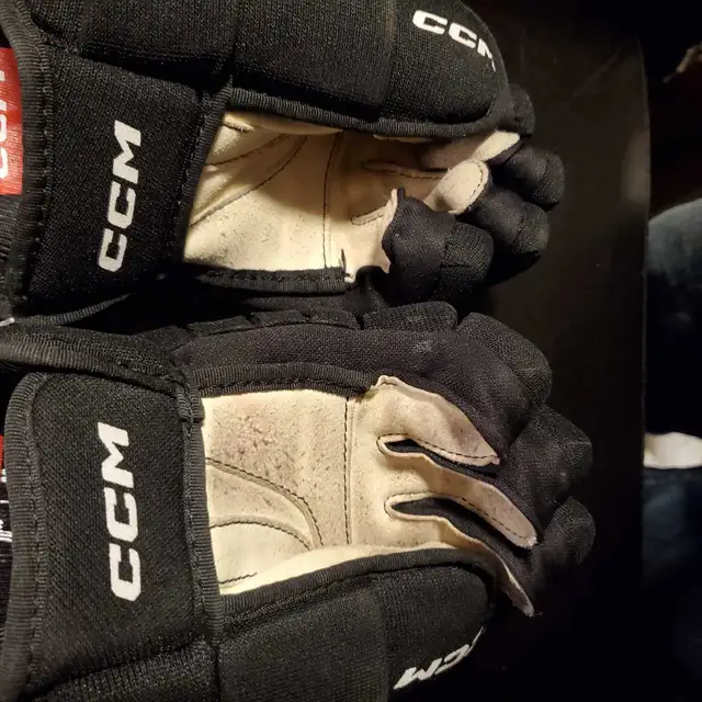 New 10" Kids CCM Hockey Gloves  in Hockey in Barrie - Image 5