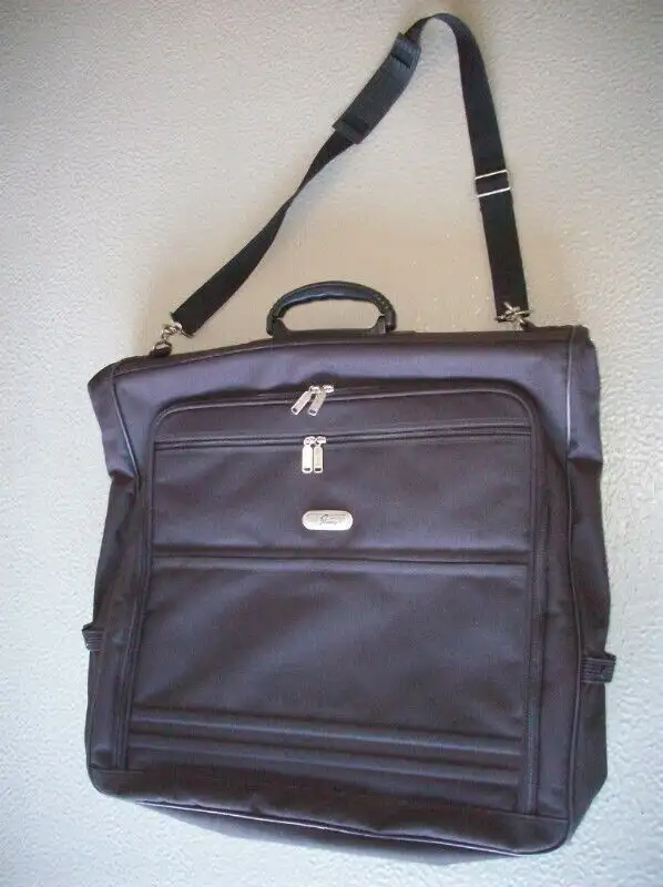 valise pour robe/ habit de voyage  Skyuary comme neuve in Men's in Laval / North Shore - Image 4