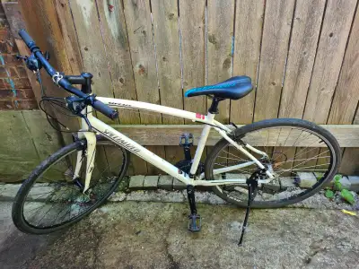 Specialized sirrus hybrid bike with 20.5" aluminum frame, 24 speed, and kick stand. the bike is in g...