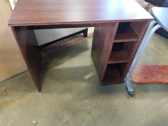 SMALL SINGLE SIZE DESK - in Desks in Delta/Surrey/Langley - Image 3