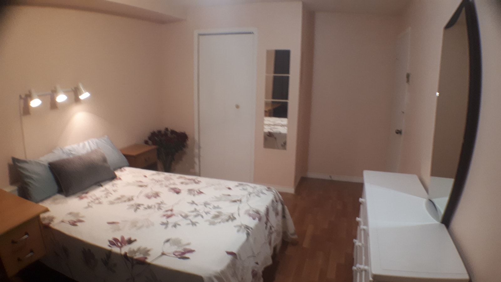 Chambre meublée non-fum. 1 coloc-25 08-800$-métro, plaza,2 parcs — photo 2