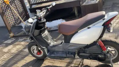 Beau scooter Yamaha BWS 4 temps. Fiable. Démarreur électrique. Roule très bien. À qui la chance