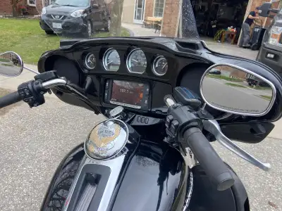 2014 Harley ultra limited. Excellent condition. 97k km. Rushmore edition. Black Beauty. Everything w...
