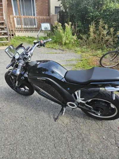 Daymak EM4 electric motorcycle, lithium ion battery, 500w motor, 32km speed, distance 90km.