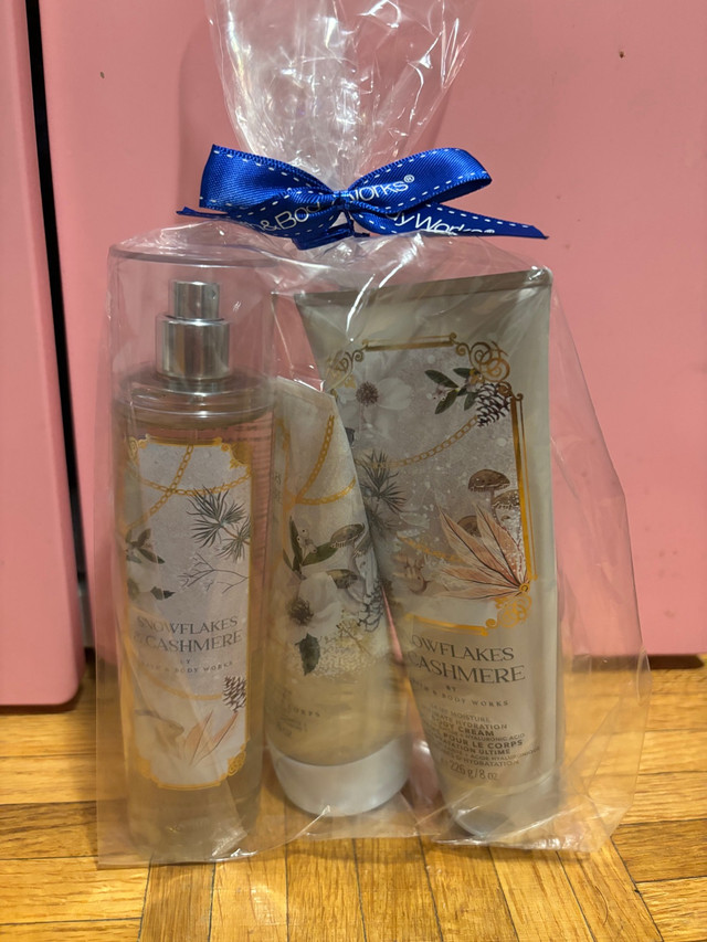 Bath and Body Works Snowflakes and Cashmere Set in Other in Mississauga / Peel Region