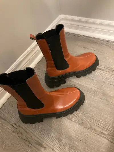 Size UK 6 EU 39 US 8, leather