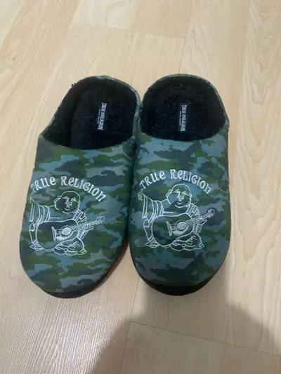 Men’s size 9-10 True Religion Slippers, View more