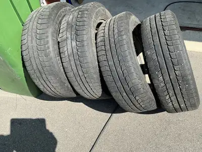 4 pneus hiver Michelin Latitude 255/65R17. Monté sur jantes originales Toyota. Pour Rav4 2013 a 2018