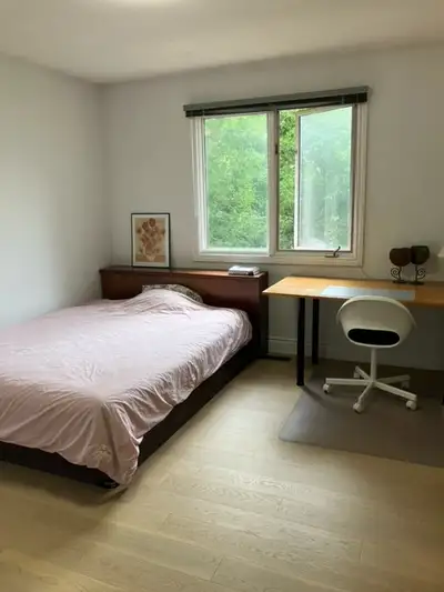 Bright and spacious private room near Finch station