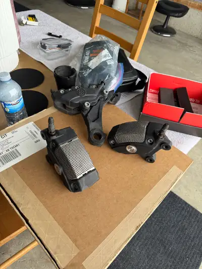 Front and rear Callipers rotors off of 23 Road Glide ST Nothing’s wrong with them I just put differe...