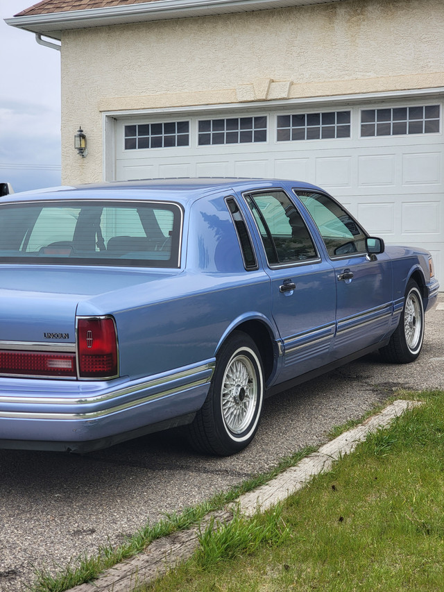 1994 Lincoln Towncar Executive in Cars & Trucks in Calgary - Image 4