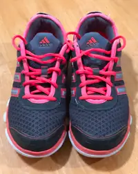 Women's Size 7 Adidas Lightweight Running Shoes Gray & Pink