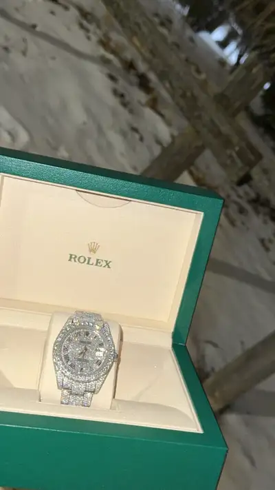 Rolex Datejust 41mm Flower setting VS Natural diamond Includes large diamond bezel ($4000 value) Com...