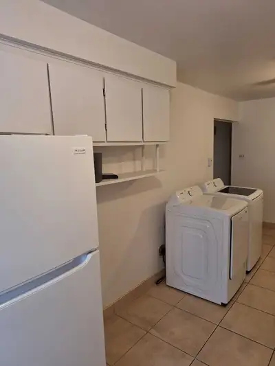 Grande chambre à louer à Montréal Près de Saint leonard et de PIX et de grandes prairies Lit complet...