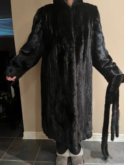 BLACK DIAMOND FEMALE MINK COAT/MANTEAU DE FOURRURE VISON FEMELL, View more