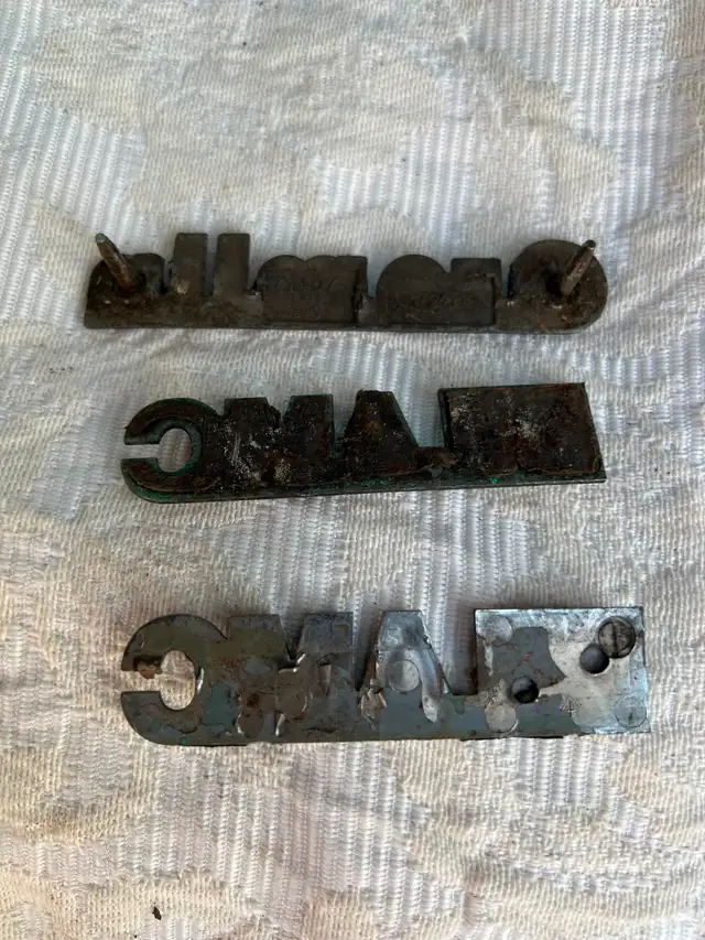 3 VINTAGE AMC AMERICAN MOTORS / GREMLIN AUTO BODY BADGES in Arts & Collectibles in Mississauga / Peel Region - Image 3