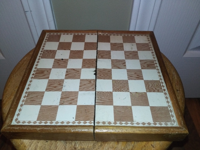 Folding Magnetic 8" X 8" Chess Board with All Magnetic Pieces in in Toys & Games in Sunshine Coast - Image 3