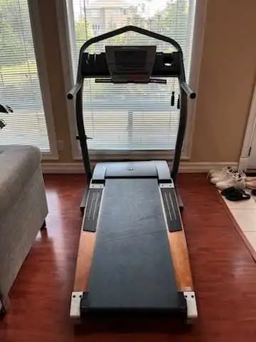 NordicTrack 2500r Treadmill  in Exercise Equipment in Edmonton - Image 3