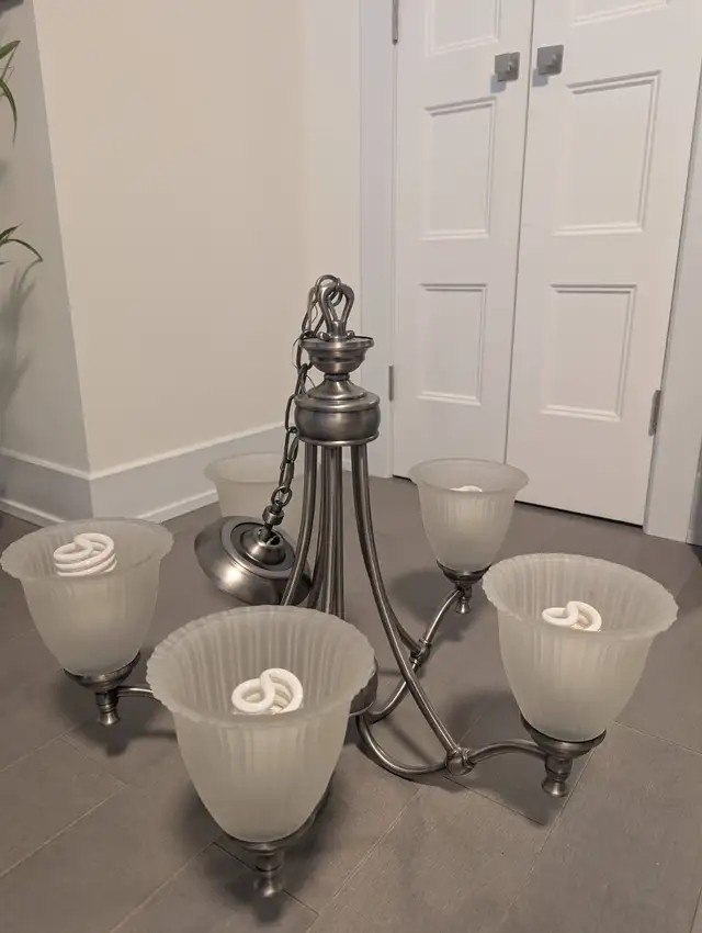 Luminaire suspendu à 5 lumières – Fini nickel brossé in Indoor Lighting & Fans in City of Montréal - Image 3