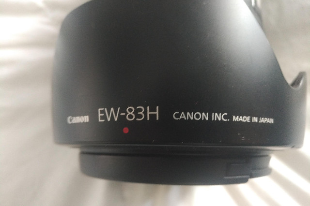 Canon EF 24-105mm f/4 L IS USM Lens and EW-38H lens hood in Cameras & Camcorders in City of Toronto - Image 4