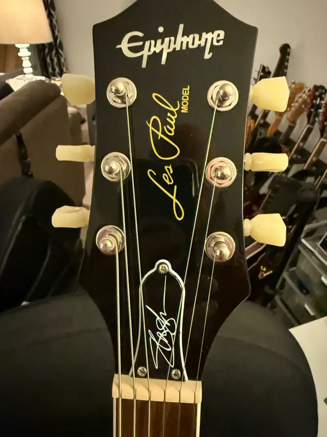 Epiphone “Slash Victoria” Les Paul w/ case  in Guitars in Kawartha Lakes - Image 10