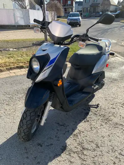 Scooter ayant eu 3 propriétaires en excellente condition, 9800 km.