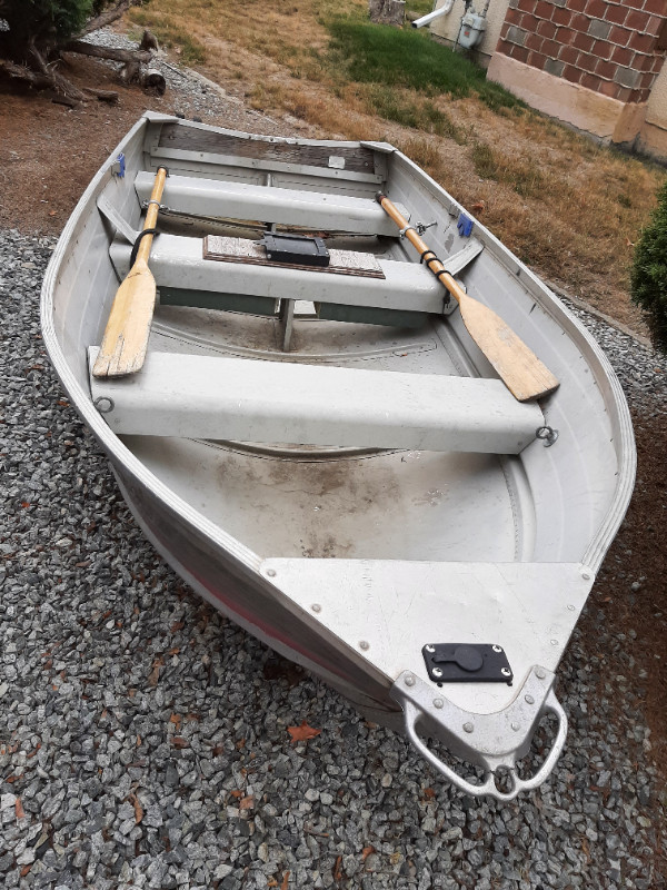 Aluminum boat, motor, and boat rack in Powerboats & Motorboats in Kamloops - Image 3