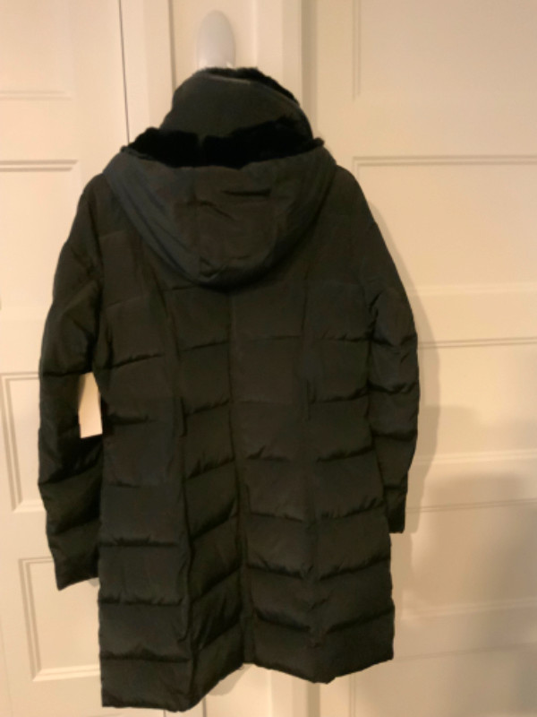 Manteau d’hiver avec capuchon pour femme.  Grandeur M ou L. dans Femmes - Hauts et vêtements d'extérieur  à Lévis - Image 4