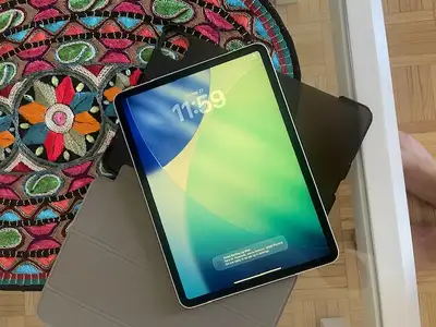 Apple Ipad Pro 11 M2 cpu super retina 11 inch 128gb storage It comes with charger and case very adva...