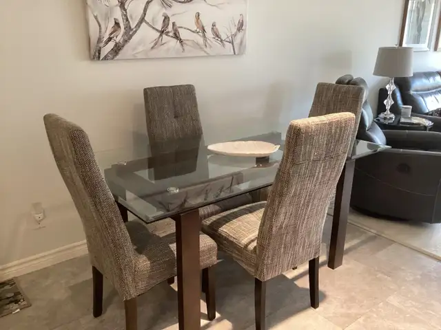 Dinning room table in Dining Tables & Sets in Belleville - Image 3
