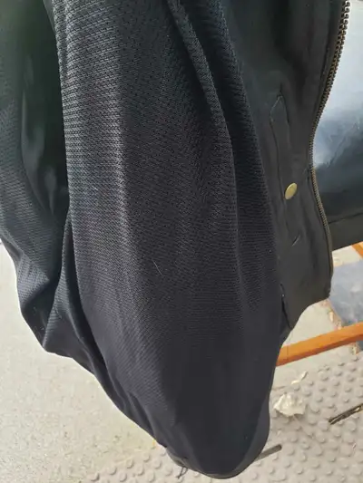 This is a pre-owned motorcycle jacket, perfect for riders seeking protection and style on the road....