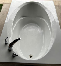 Oval soaker tub 
