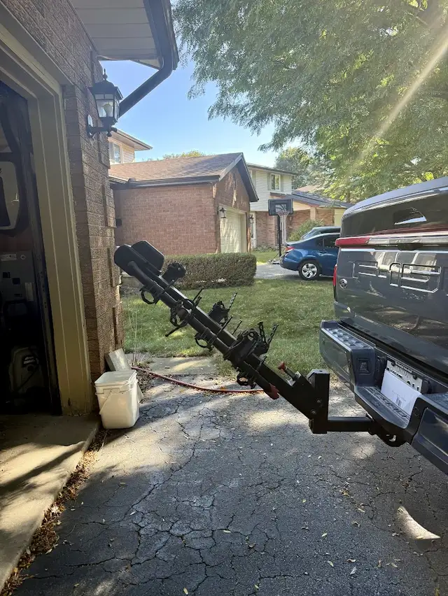 Yakima DoubleDown 5 - 5 Bike Hitch Mount Bike Rack - With Lock in Other in Guelph - Image 3