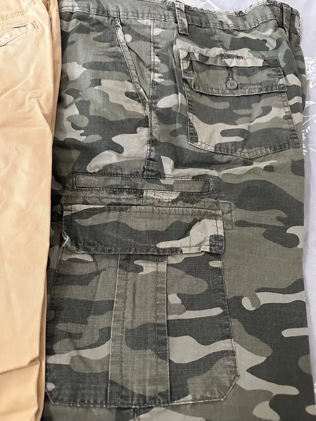 3 BRAND NEW PANTS (2 Cargo , 1 Jean)size 33 & 34 in Men's in Regina - Image 9