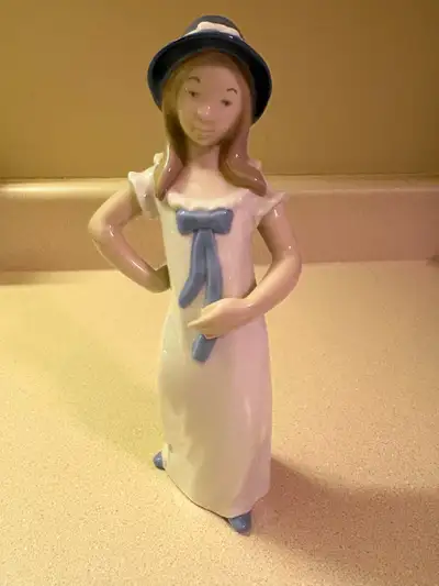Lladro type Rex Valencia fine porcelain figurine from Spain-mint, View more