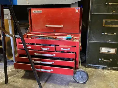 Medium sized toolbox on wheels in great condition. Got it from my uncle who was moving and I don't n...