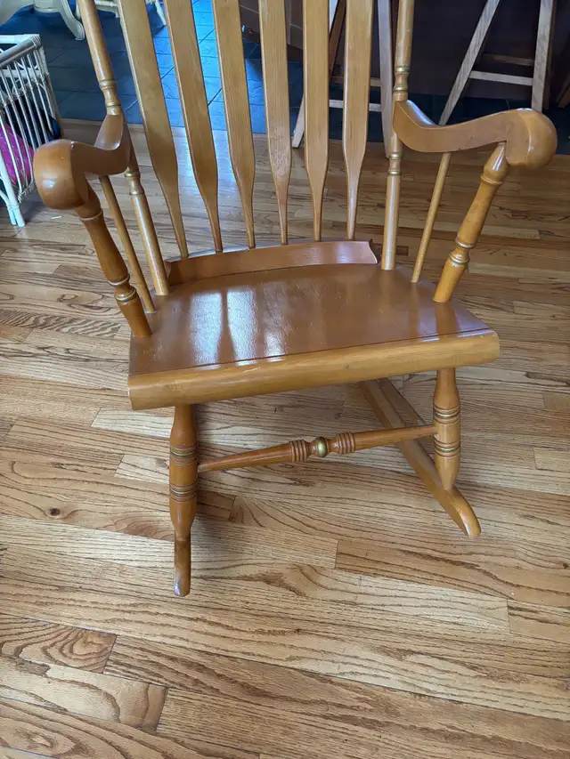 Midcentury Vintage Windsor rocking chair in Chairs & Recliners in Calgary - Image 4