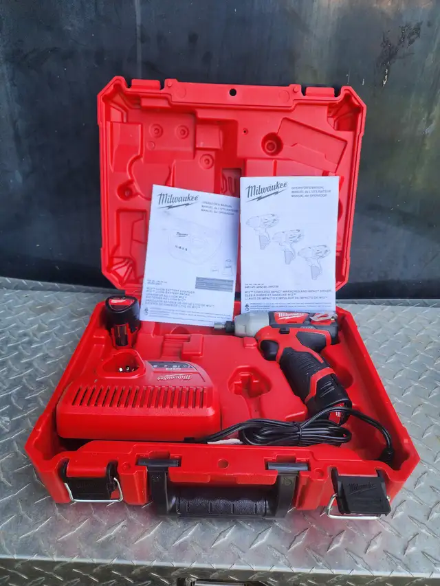 Milwaukee Tool M12 12-Volt Lithium-Ion Cordless 1/4" Hex Screw in Power Tools in Windsor Region - Image 2