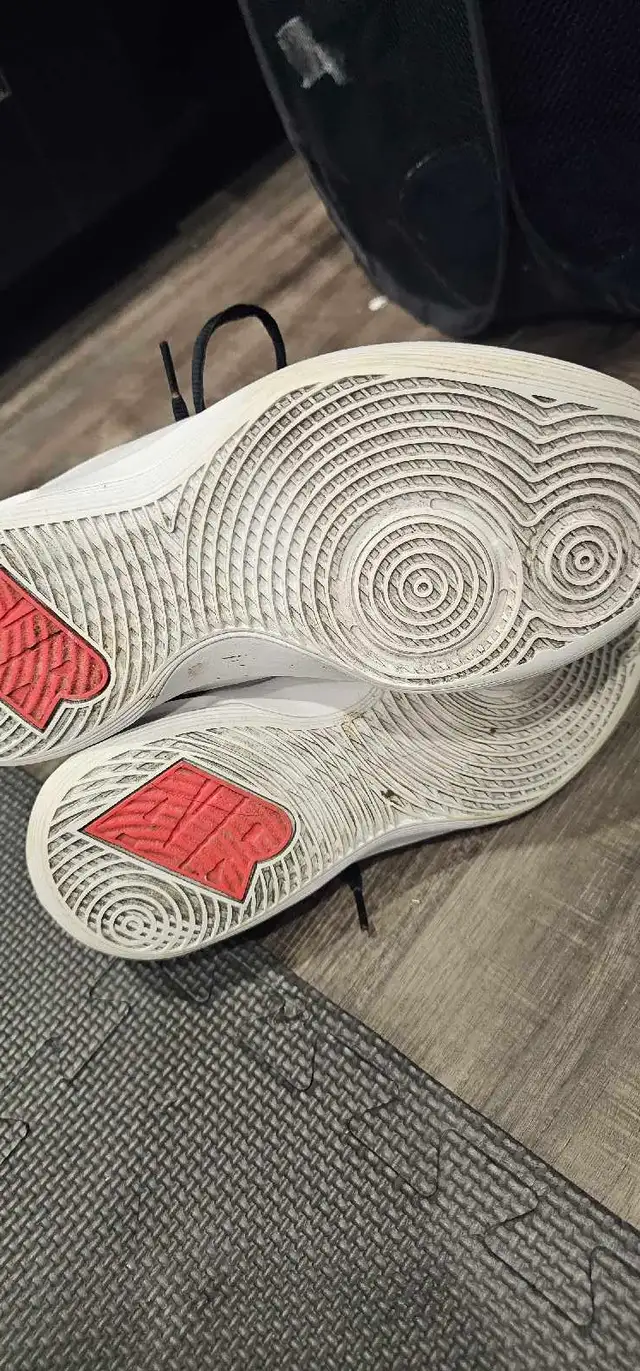 Nike Basketball Shoes in Men's Shoes in Oshawa / Durham Region - Image 4