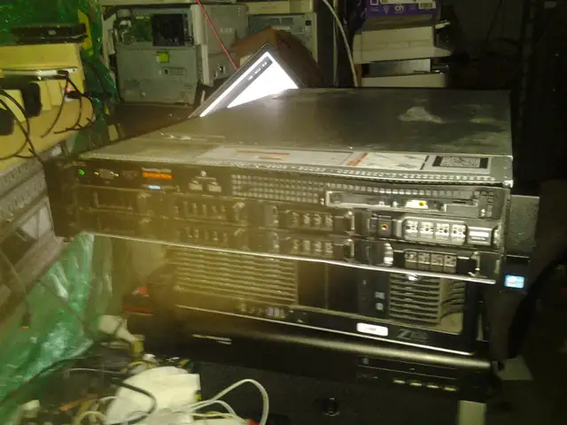 dell poweredge r720  2 cpu 32g  200+ servers 900+pc MAC laptops in Servers in City of Montréal - Image 2