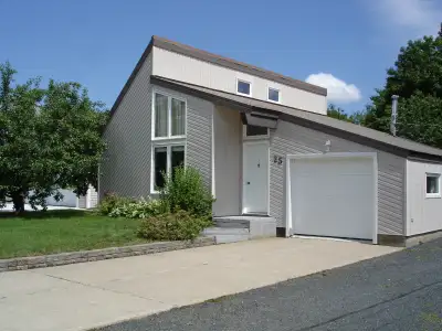 1 seul propriétaire La garage construit en 2023 28X32 Situé sur un terrain de 176X200 p2 Bien aménag...