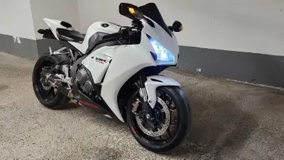 Selling my Honda CBR 1000RR (with working ABS), a true sportbike that offers exhilarating performanc...