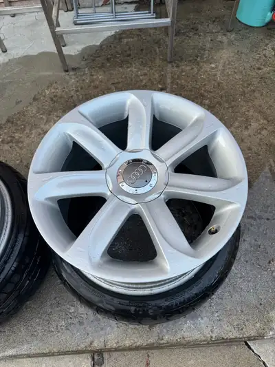 Audi TT turbine wheels 18x9 et52, in immaculate shape NO curb rash NO scratches, can come with tires...