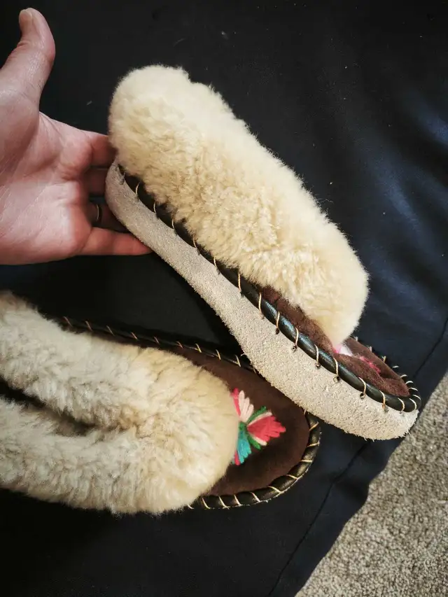 Women's Handmade sheepskin leather Slippers moccasins. in Clothing, Shoes & Accessories in Ottawa - Image 4