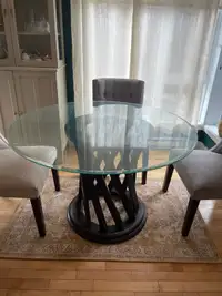 A vendre une table ronde en verre pied en bois seul sans chaises