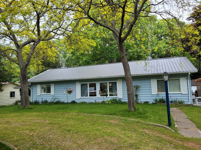 Cottage - Rondeau park. Outside gates in Ontario