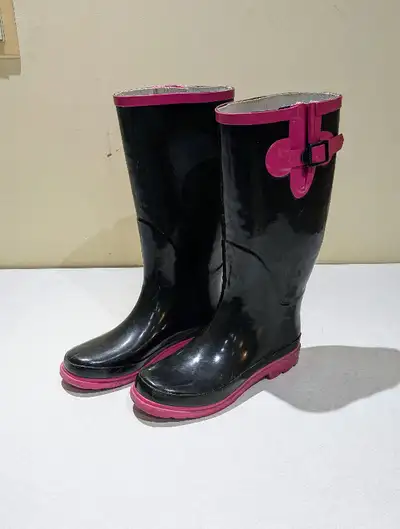 Women's or girl's rubber boots, in great condition. Size 8. Bottes en caoutchouc pour femme ou fille...