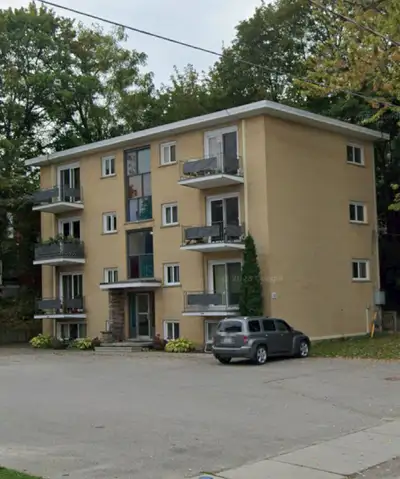 Newly Renovated apartment walking distance from the city centre of Stratford. Located near the hospi...