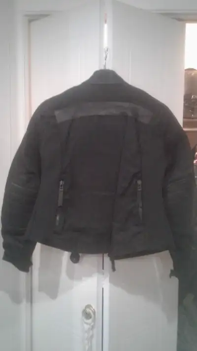 Manteau de moto pour femme grandeur Médium ICON Hella Jacket 120$ / environnement fumeur ** N'hésite...
