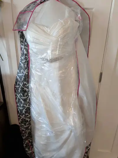 This beautiful wedding dress has been worn 1 and is now in my closet hoping it could get a new home